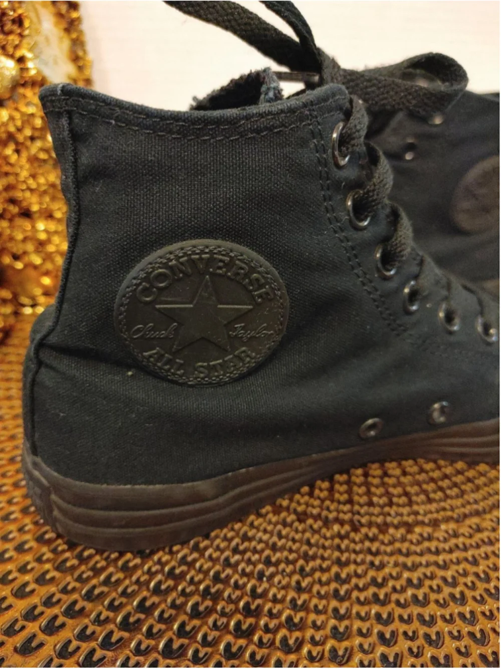 Converse Chuck Taylor High Tops Size 8 - Picture 4 of 6